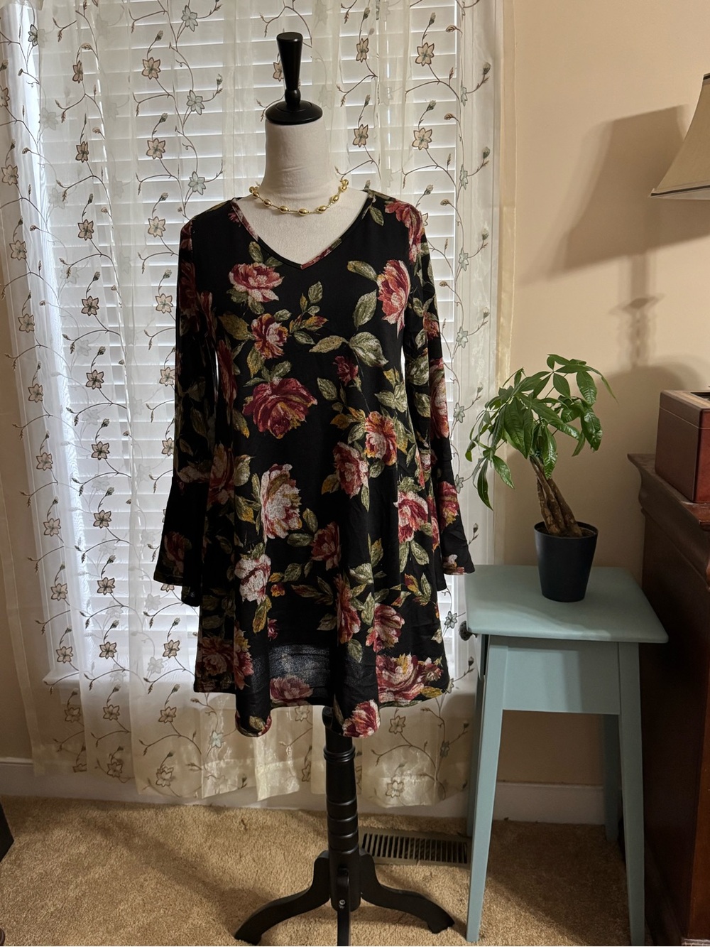 Like New! P & Rose dress size Small. Floral V-Neck Swing Dress. So Pretty!